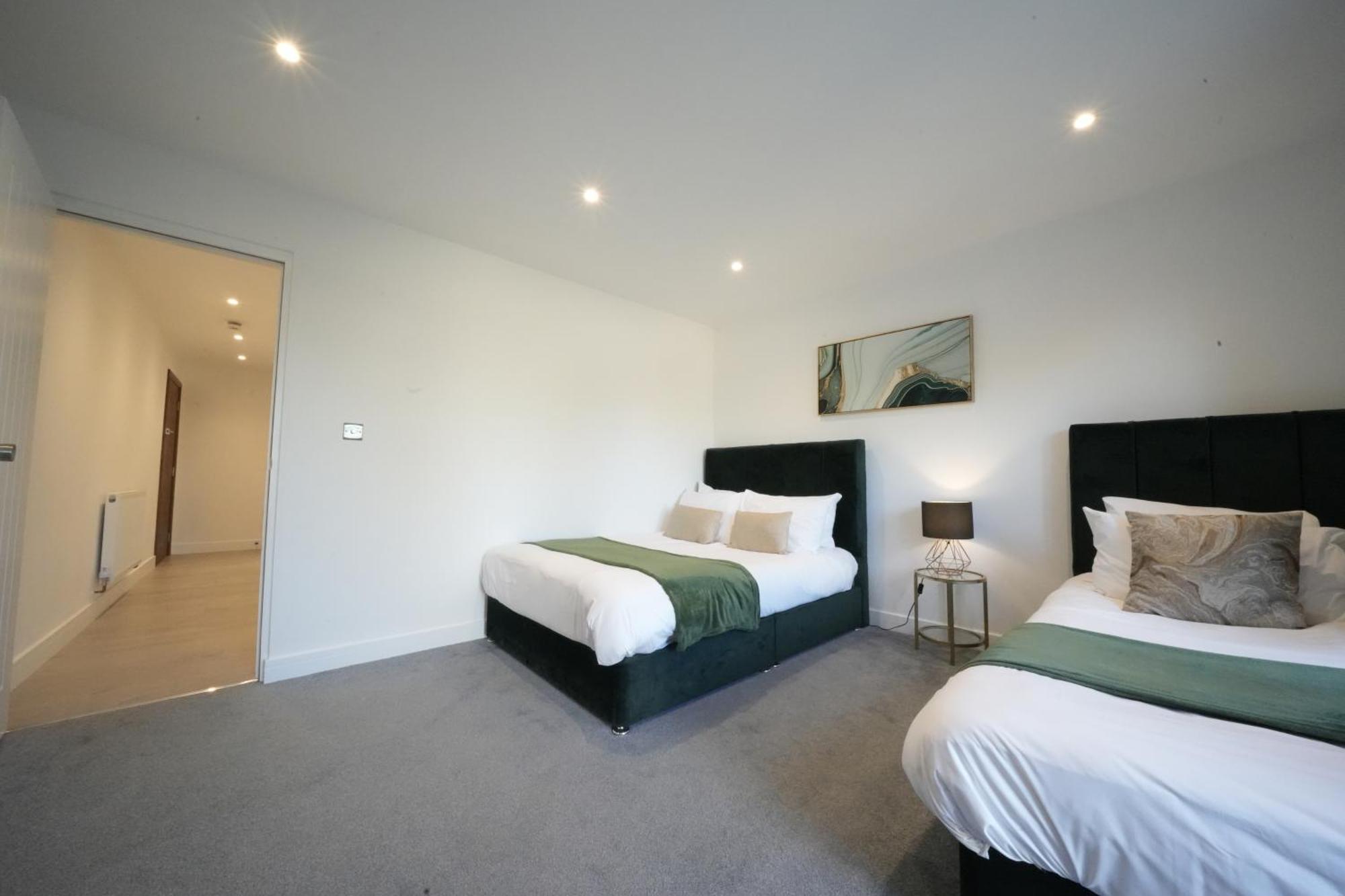 10 Min Drive To Airport - Free Parking - 15 Min Bus Ride - Ev Charge Available Leilighet Stanwell Eksteriør bilde