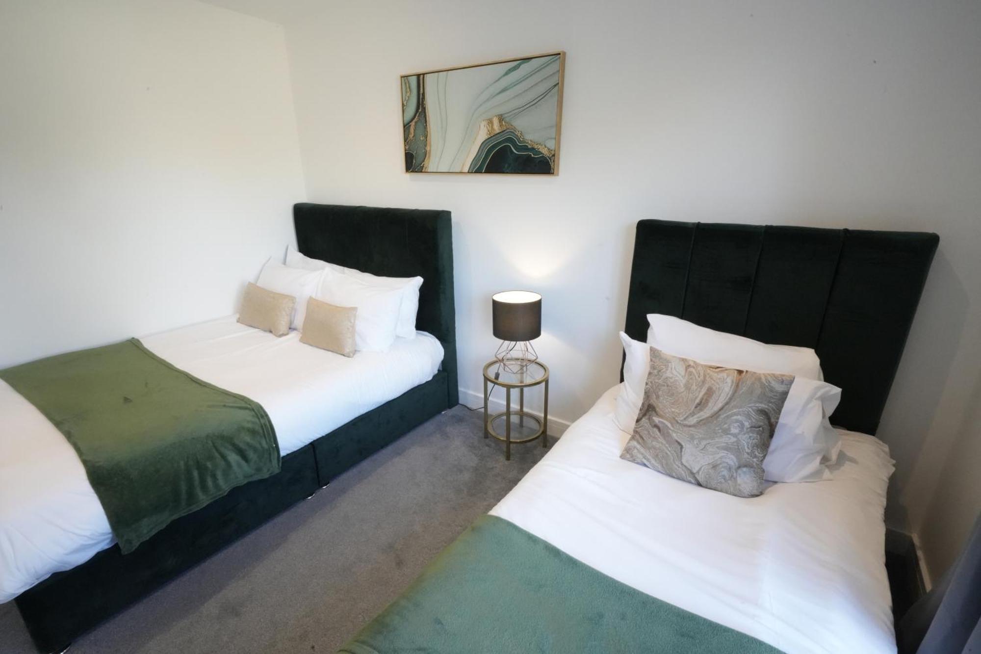 10 Min Drive To Airport - Free Parking - 15 Min Bus Ride - Ev Charge Available Leilighet Stanwell Eksteriør bilde