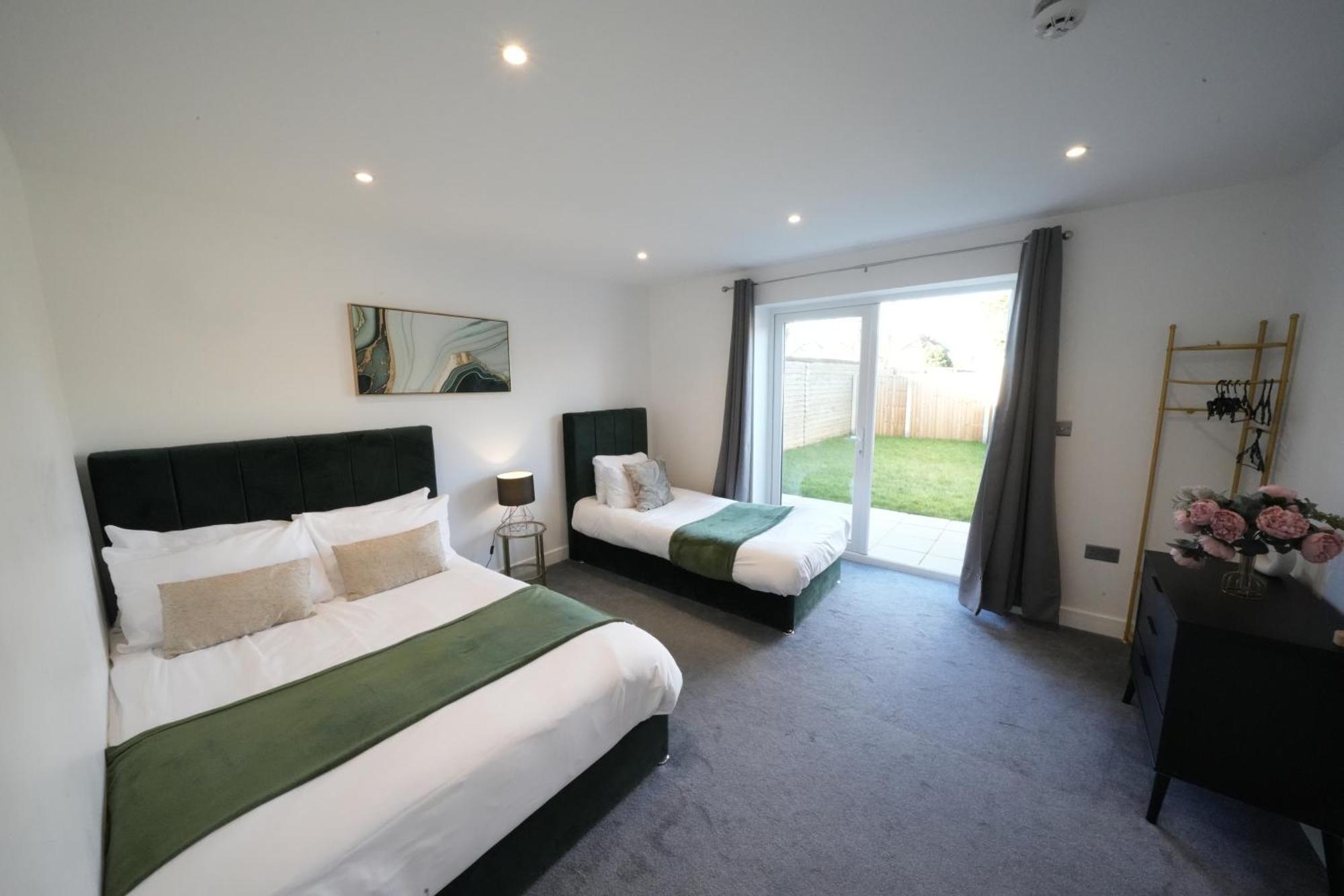 10 Min Drive To Airport - Free Parking - 15 Min Bus Ride - Ev Charge Available Leilighet Stanwell Eksteriør bilde