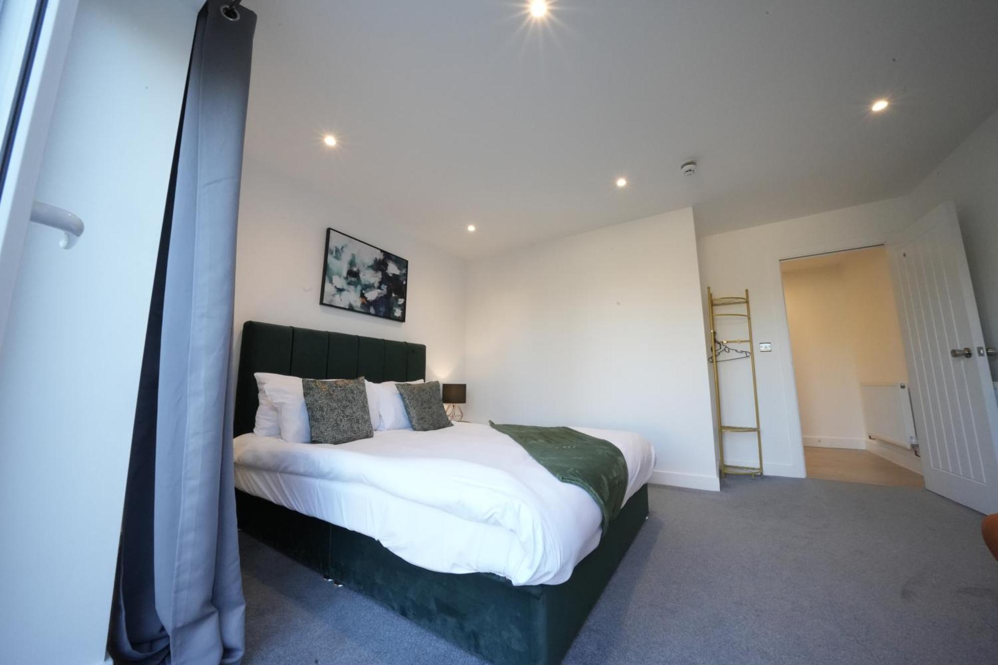 10 Min Drive To Airport - Free Parking - 15 Min Bus Ride - Ev Charge Available Leilighet Stanwell Eksteriør bilde