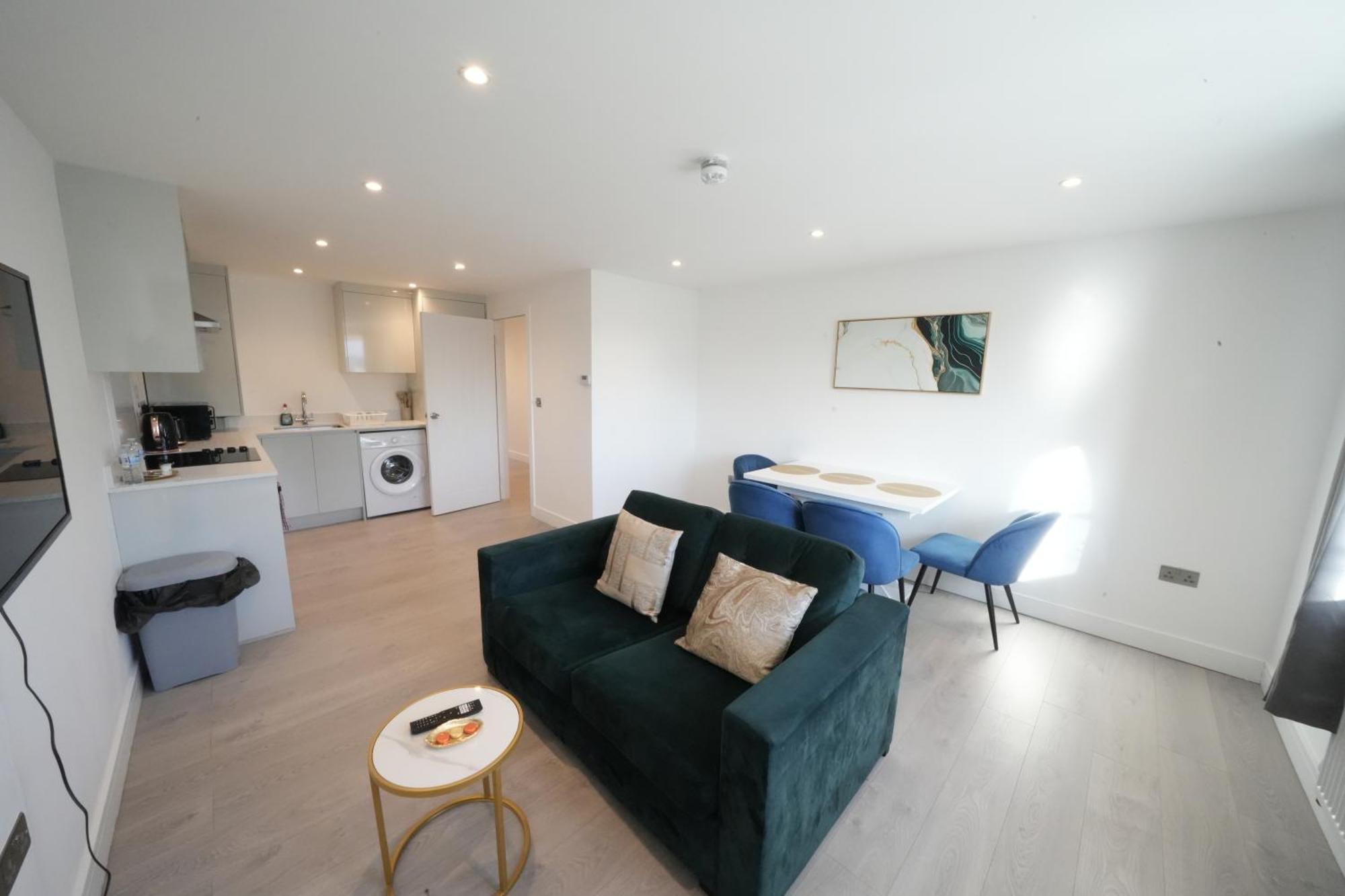 10 Min Drive To Airport - Free Parking - 15 Min Bus Ride - Ev Charge Available Leilighet Stanwell Eksteriør bilde