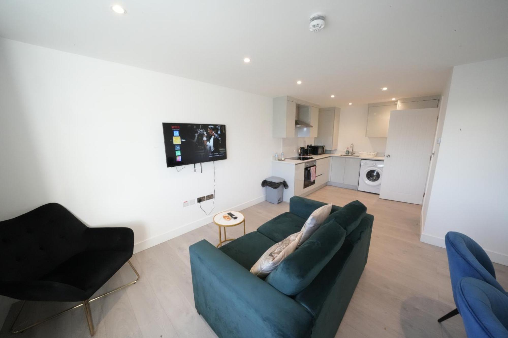 10 Min Drive To Airport - Free Parking - 15 Min Bus Ride - Ev Charge Available Leilighet Stanwell Eksteriør bilde