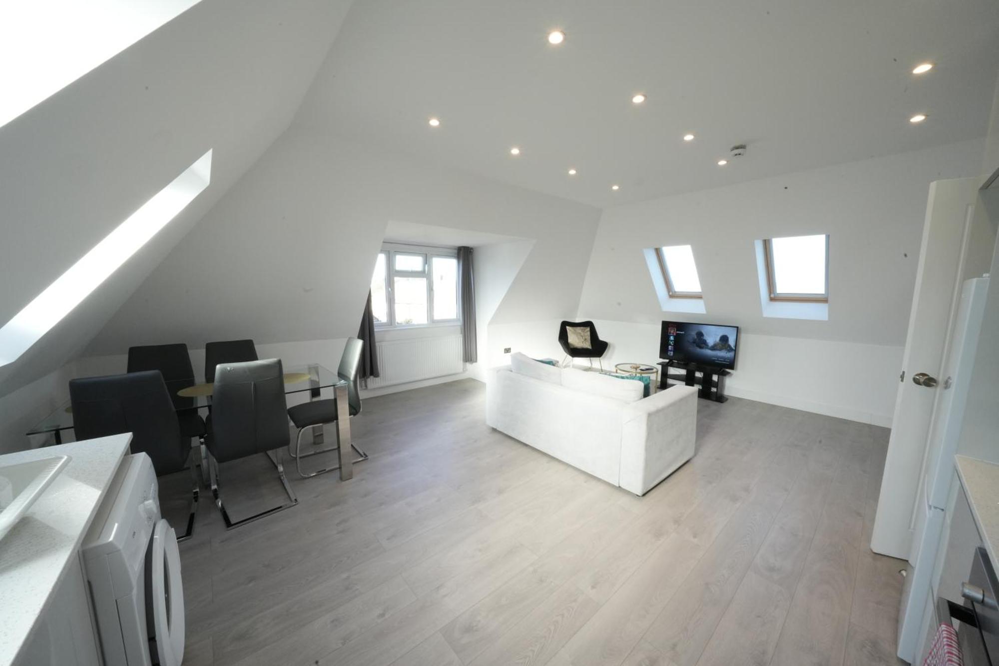 10 Min Drive To Airport - Free Parking - 15 Min Bus Ride - Ev Charge Available Leilighet Stanwell Eksteriør bilde