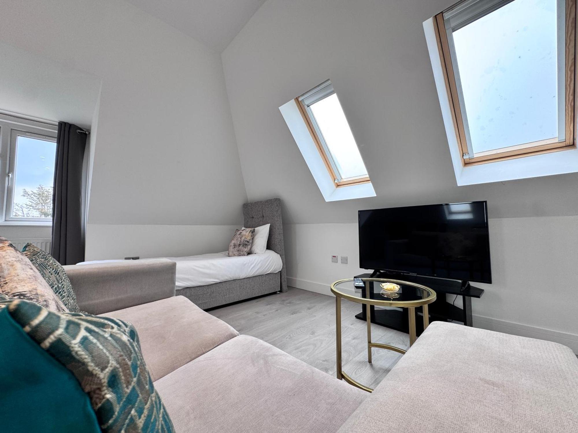 10 Min Drive To Airport - Free Parking - 15 Min Bus Ride - Ev Charge Available Leilighet Stanwell Eksteriør bilde