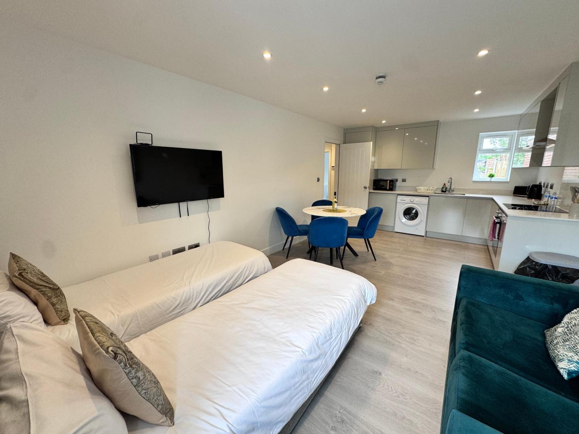 10 Min Drive To Airport - Free Parking - 15 Min Bus Ride - Ev Charge Available Leilighet Stanwell Eksteriør bilde